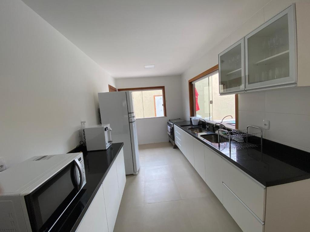  Casa 4 suites Manguinhos c/churrasqueira e piscina