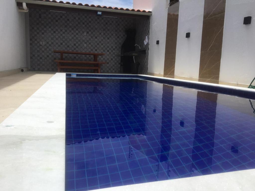 uma piscina com azulejos azuis no chão em Casa PRAIA DE CARAPIBUS PB- TEMPORADA em João Pessoa