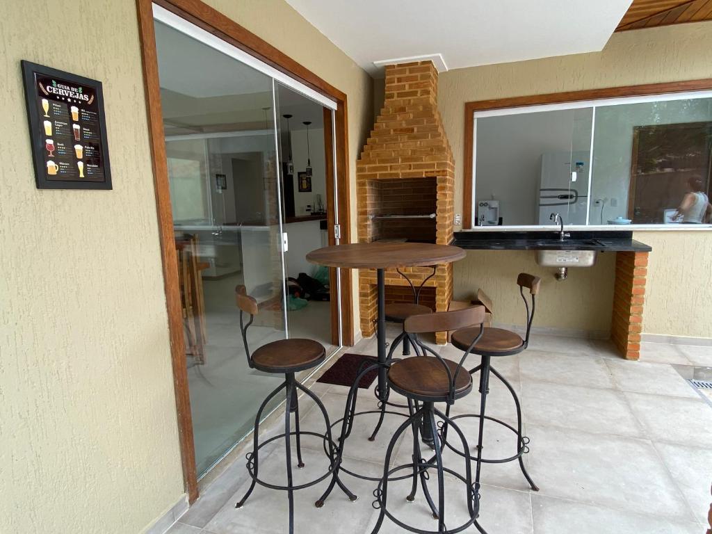  Casa 4 suites Manguinhos c/churrasqueira e piscina