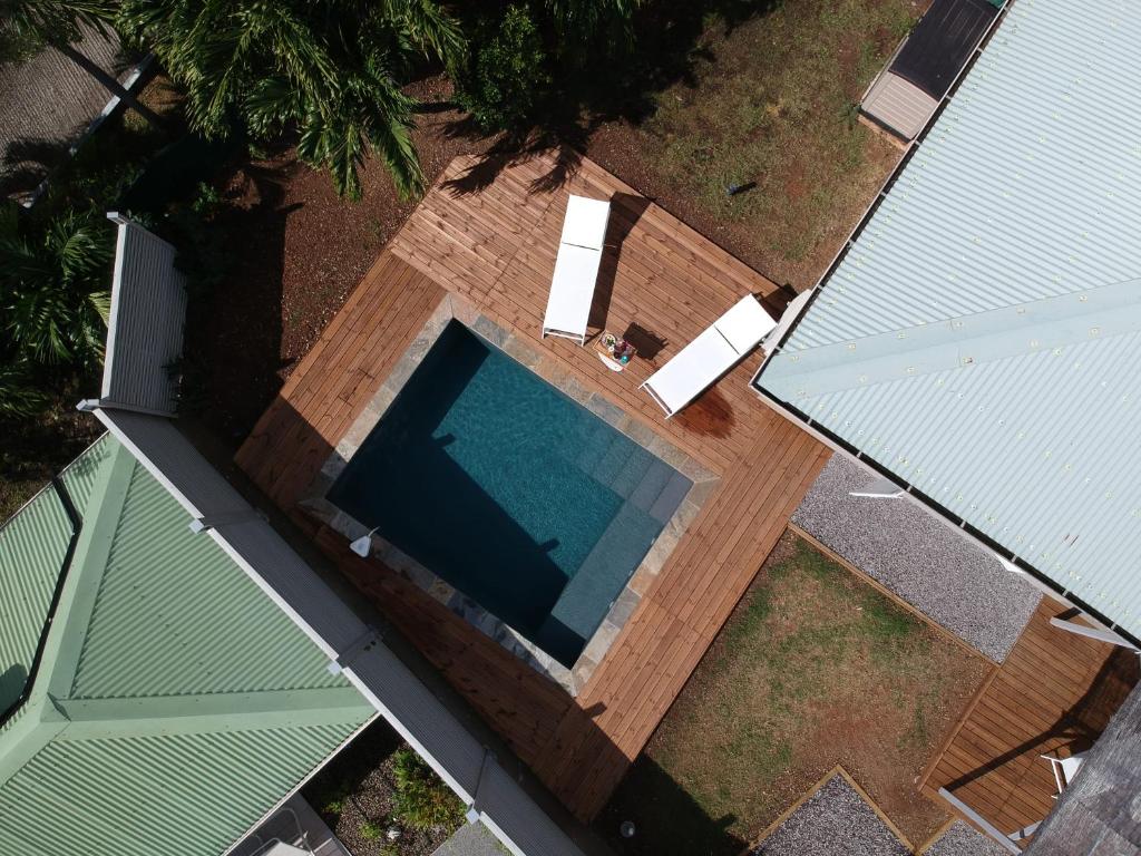 an overhead view of a swimming pool next to a house at Villa Zanzibar - 4 chambers, piscine privée, plage à pied, idéale pour découvrir le nord Caraibe in Case-Pilote