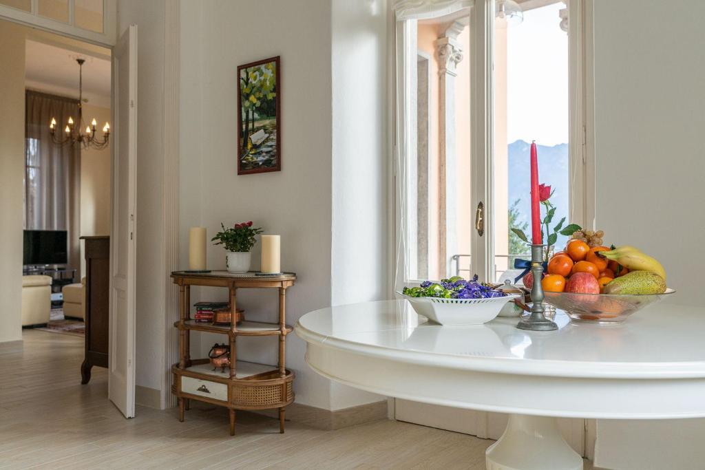 Televízia a/alebo spoločenská miestnosť v ubytovaní Villa Caterina