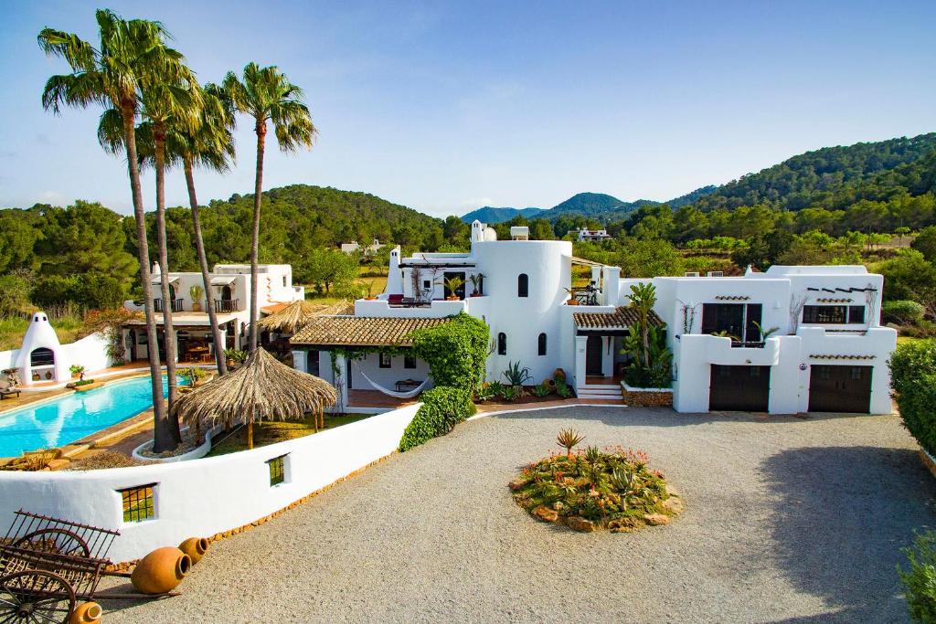 una vista aérea de una casa con piscina en Family Villa & Cottage in large private grounds, en Sant Josep de sa Talaia