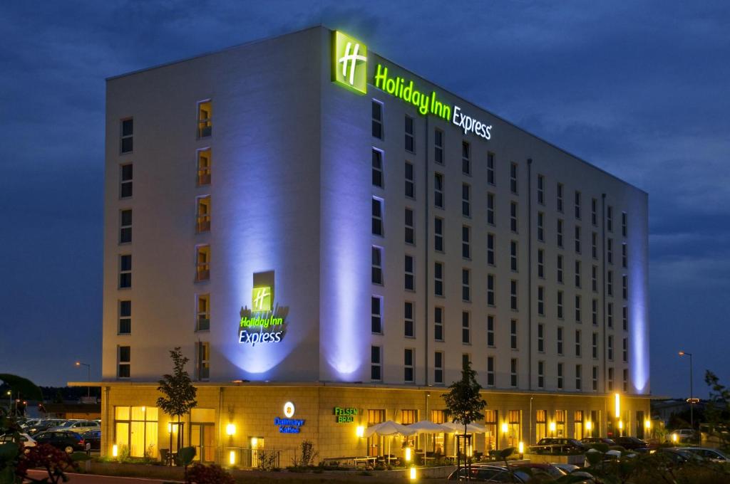 um edifício de hotel com um sinal luminoso em Holiday Inn Express Nürnberg-Schwabach em Schwabach