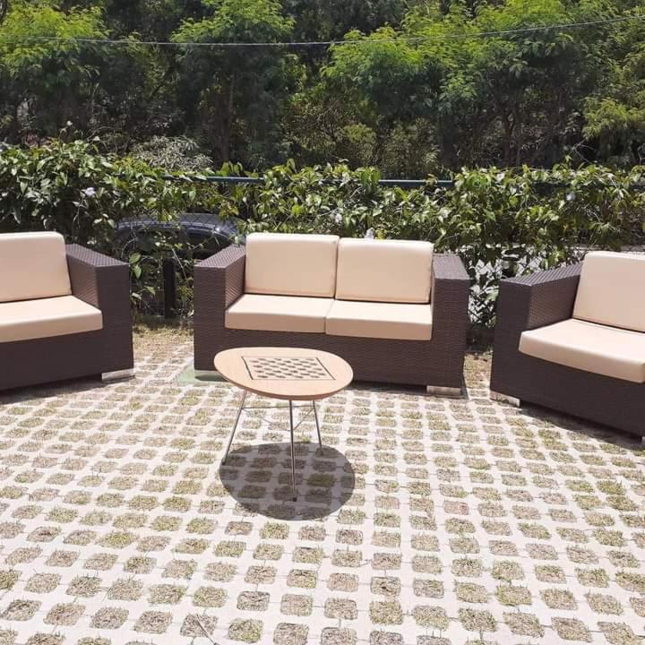 Uma área de estar em ibis Itatiba