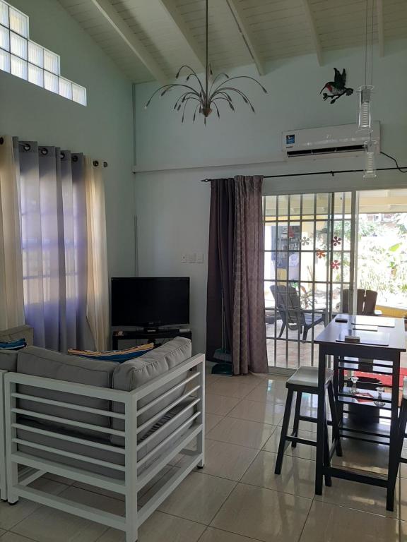TV a/nebo společenská místnost v ubytování CC Best Villas Tobago