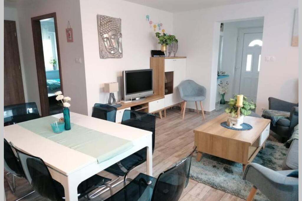 Televízia a/alebo spoločenská miestnosť v ubytovaní Éva Háza Nyugalom/Pihenés/Relax