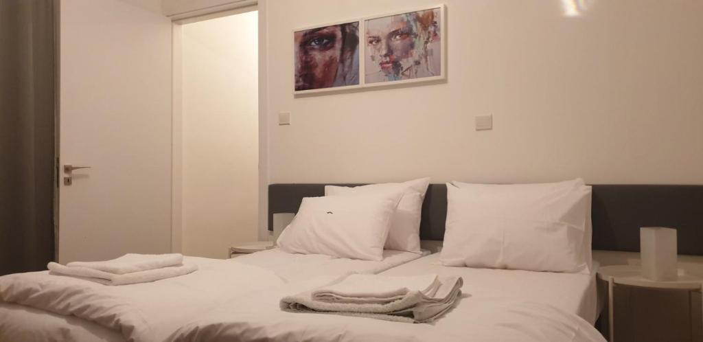 Postel nebo postele na pokoji v ubytování Maximos Luxury Villa with Pool -BREAKBOOKING-CY