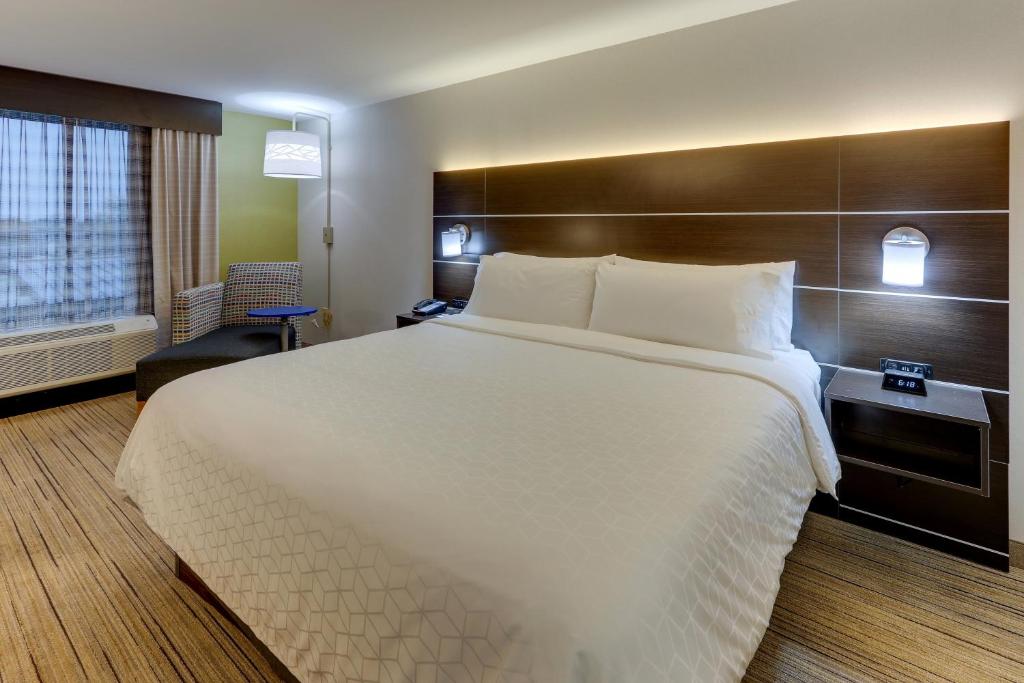 Holiday Inn Express & Suites Troy by IHG - Стандартная комната короля