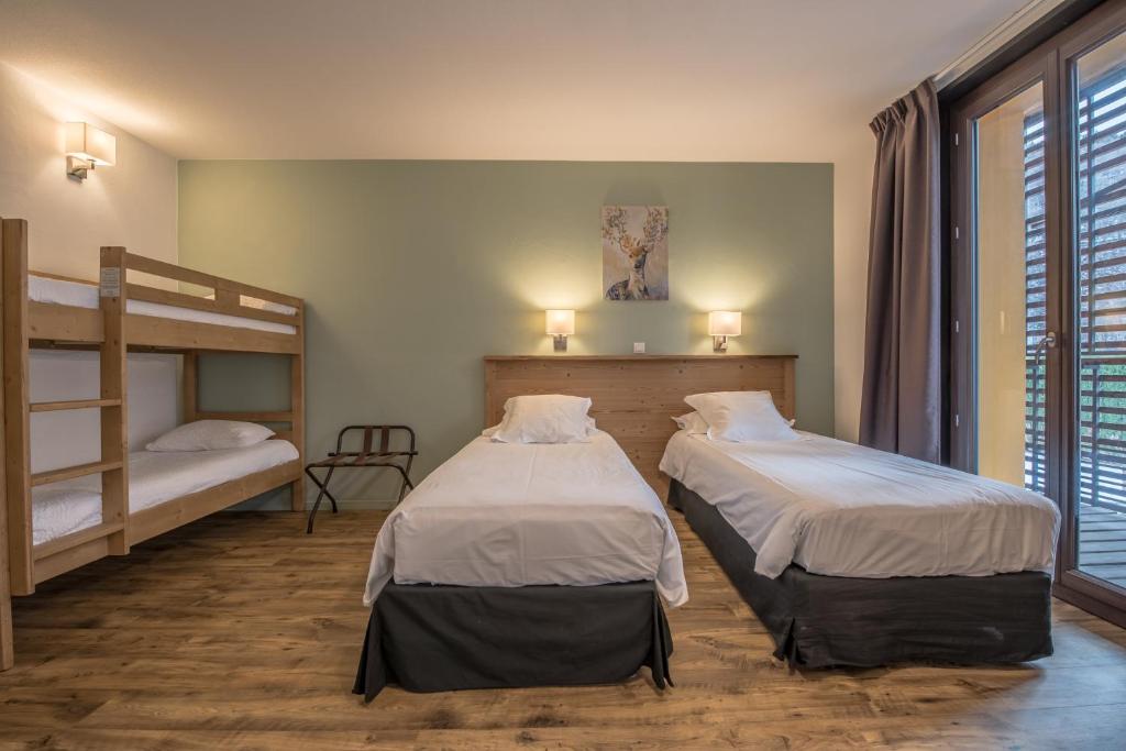 Postel nebo postele na pokoji v ubytování Hôtel Le Marintan