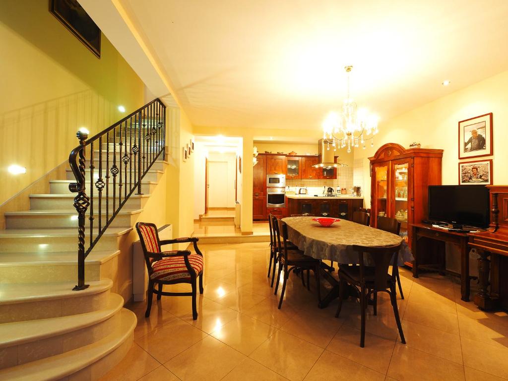 cocina y comedor con mesa y sillas en 4 bedroom Villa in old Cavtat, en Cavtat