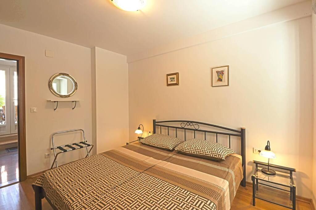 Posteľ alebo postele v izbe v ubytovaní 4 bedroom Villa in old Cavtat