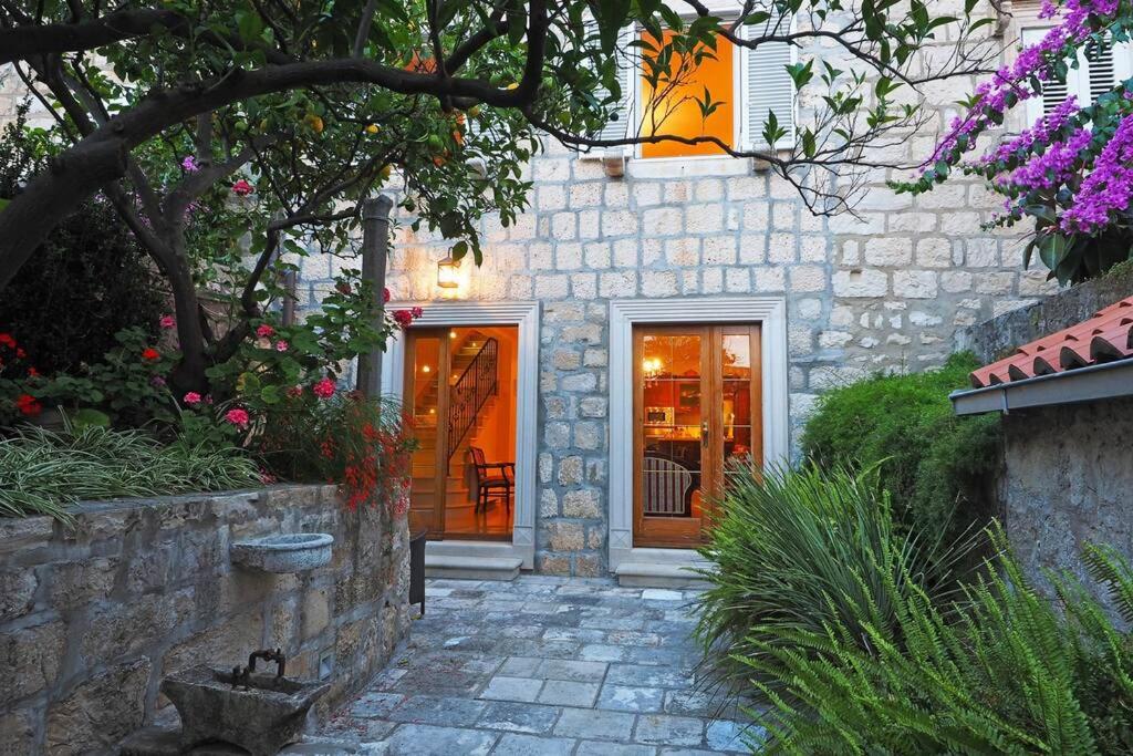 Vonkajšia záhrada v ubytovaní 4 bedroom Villa in old Cavtat