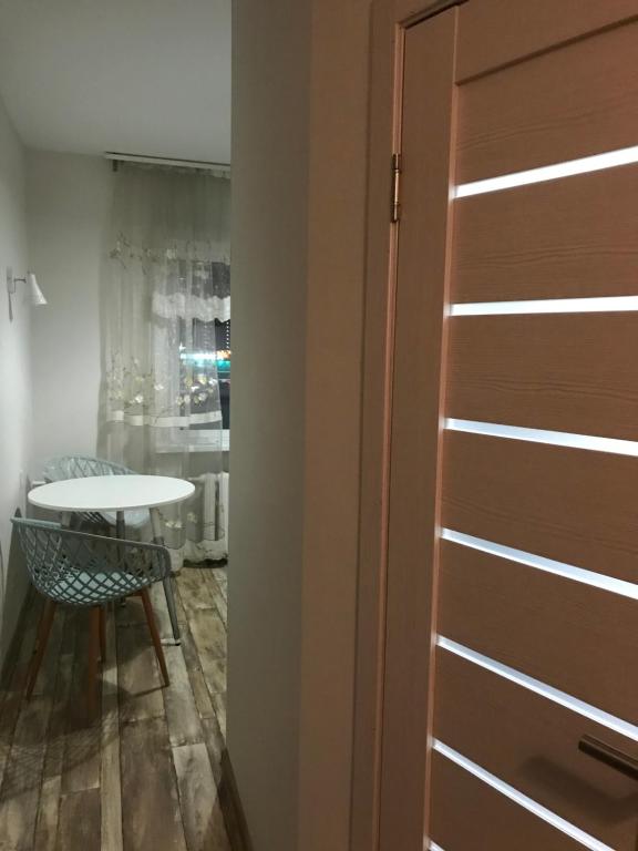 uma porta que leva a uma sala com uma mesa e uma mesa em Apartment for a pleasant stay em Odessa