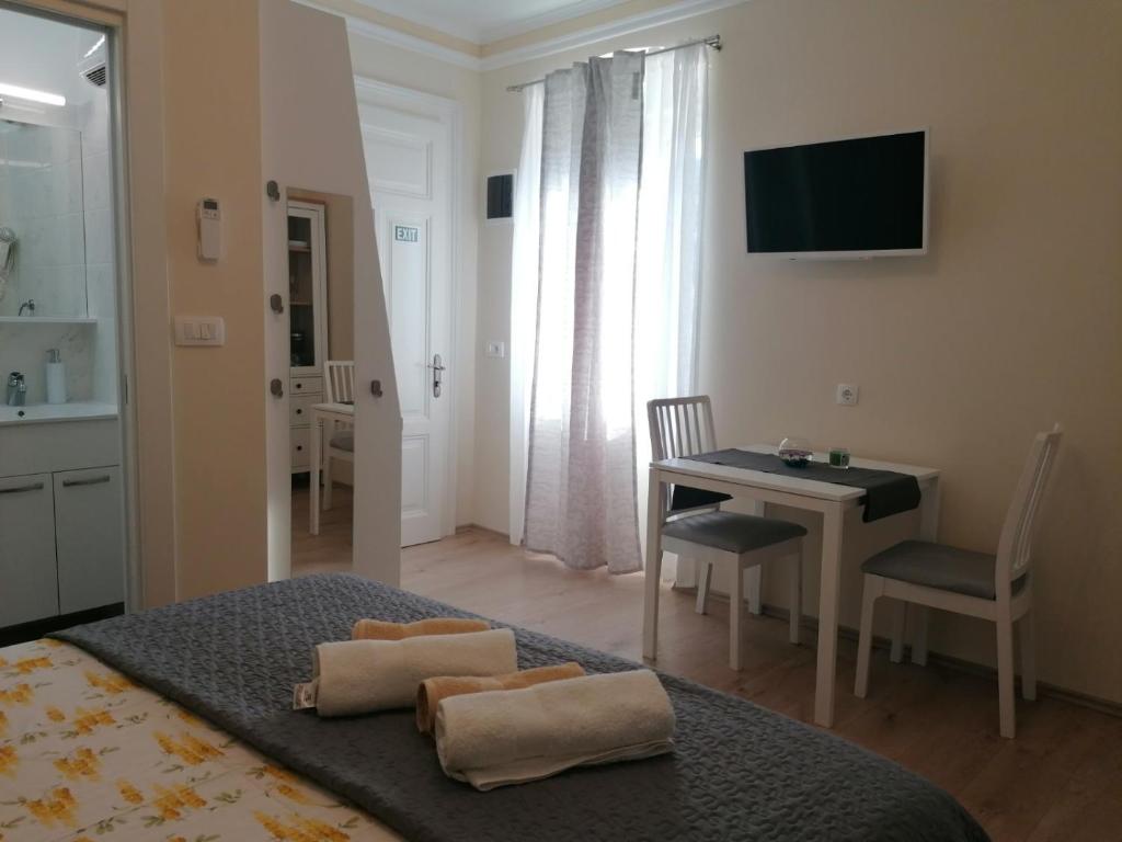 Łóżko lub łóżka w pokoju w obiekcie APARTMAN LUŠETIĆ