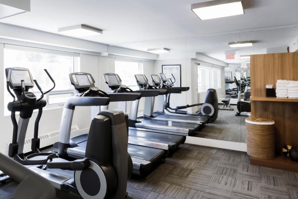 Fitness centrum a/nebo fitness zařízení v ubytování The James Hotel