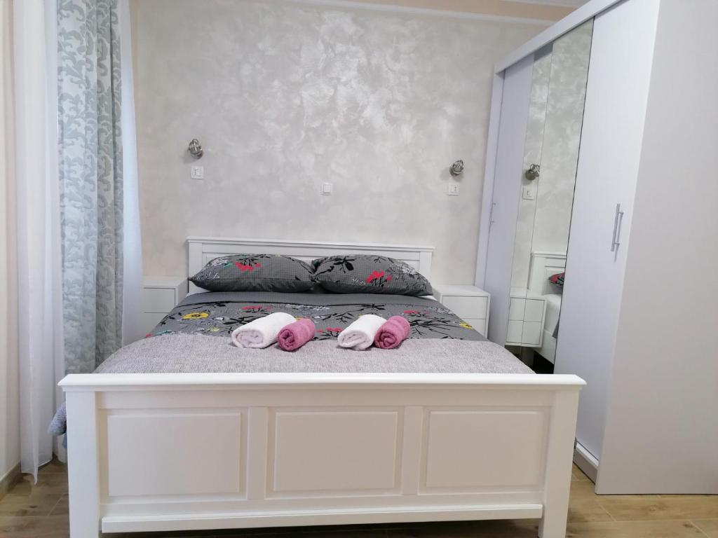Een bed of bedden in een kamer bij APARTMAN LU&Scaron;ETI&#x106;