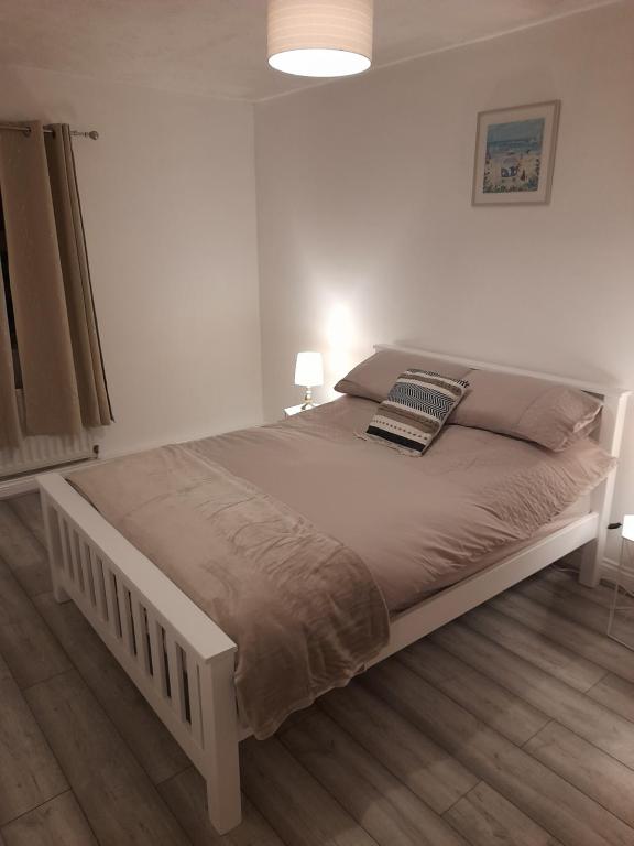 1 dormitorio con 1 cama con 2 ordenadores portátiles en Comfortable 2 Bed Apartment 2nd Floor Contractors Families Close To City Centre Occasional Bed Available en Coventry