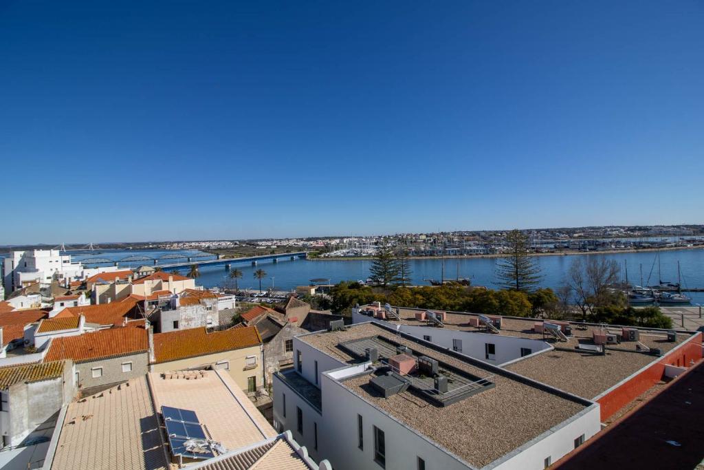 - une vue sur la ville depuis le toit d'un bâtiment dans l'établissement Little Dream, à Portimão