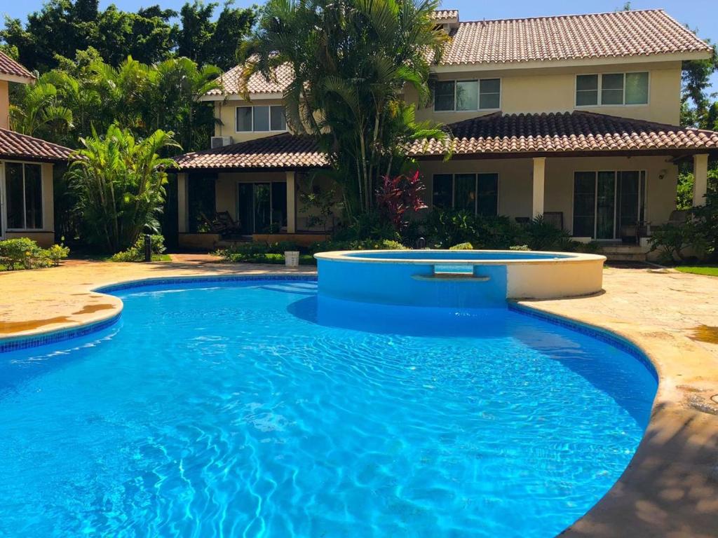 een zwembad voor een huis bij Villas Del Jardin 7 in Juan Dolio