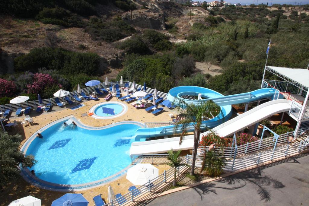 Bazén v ubytování Bellos Hotel Apartments nebo v jeho okolí