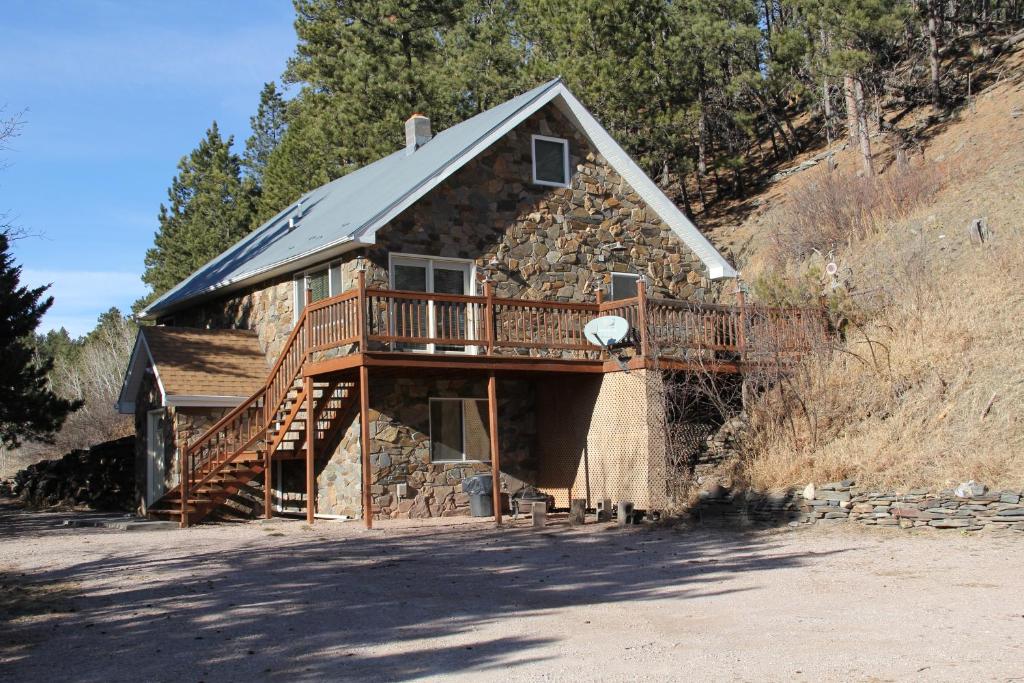 ein Haus mit seitlicher Terrasse in der Unterkunft High country Guest Ranch in Hill City