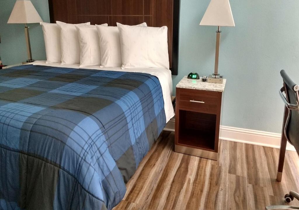 Postel nebo postele na pokoji v ubytování Dolphin Cove Motel
