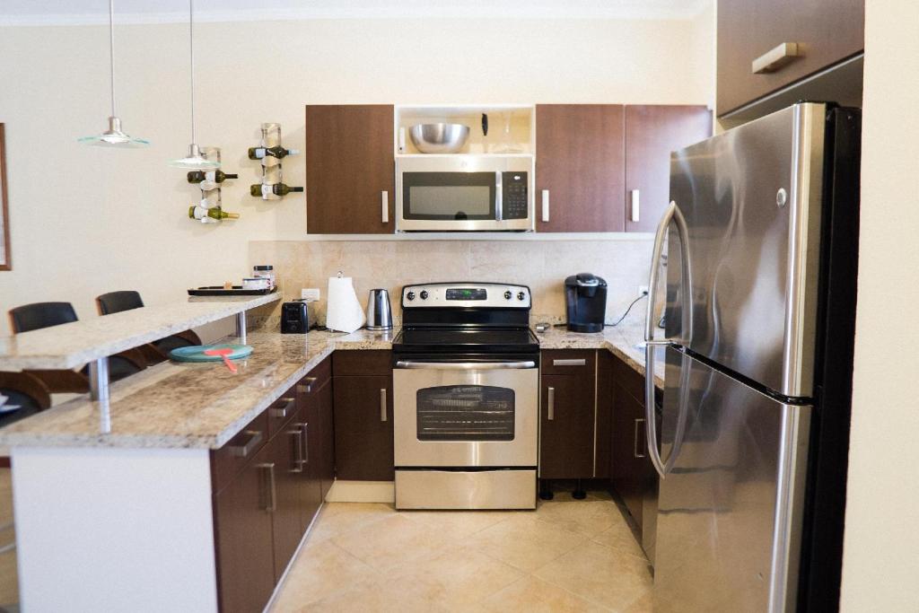 Diamante 77 Townhome in Gold Coast 2 bedrooms 3 bath 3 Community pools - Casa De Dos Dormitorios
