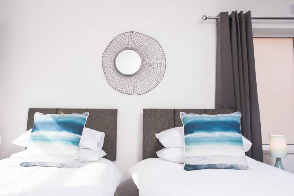 Katil atau katil-katil dalam bilik di Brynglas Newport flat sleeps 8 - Mycityhaven