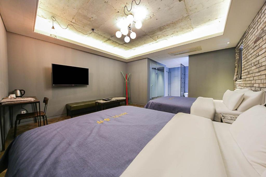 Postel nebo postele na pokoji v ubytování Hotel Myeongjak