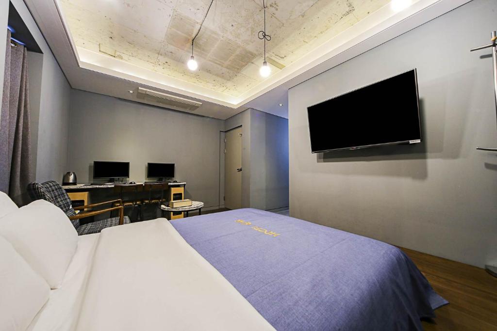 TV a/nebo společenská místnost v ubytování Hotel Myeongjak