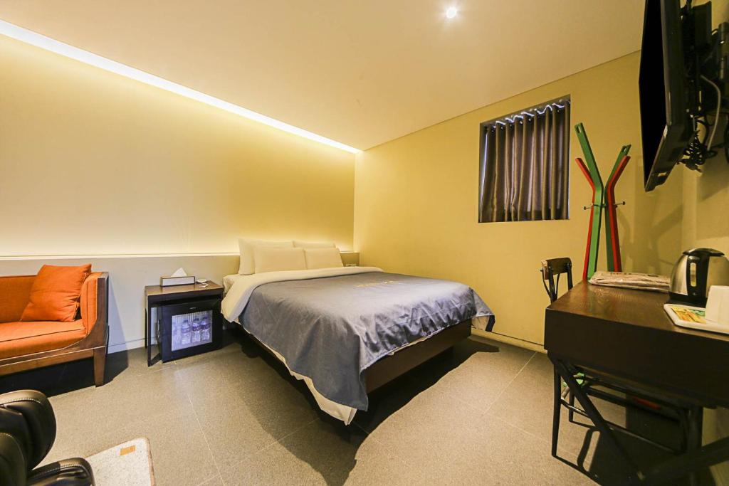Postel nebo postele na pokoji v ubytování Hotel Myeongjak