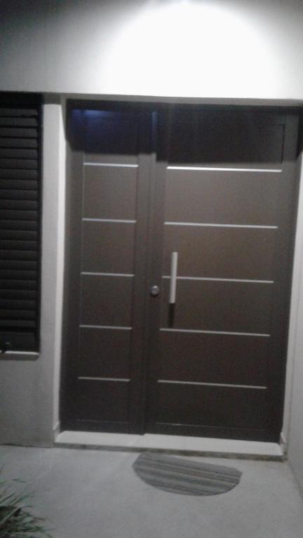 un par de puertas metálicas en un edificio en Bienvenidos a mi casa en Chajarí