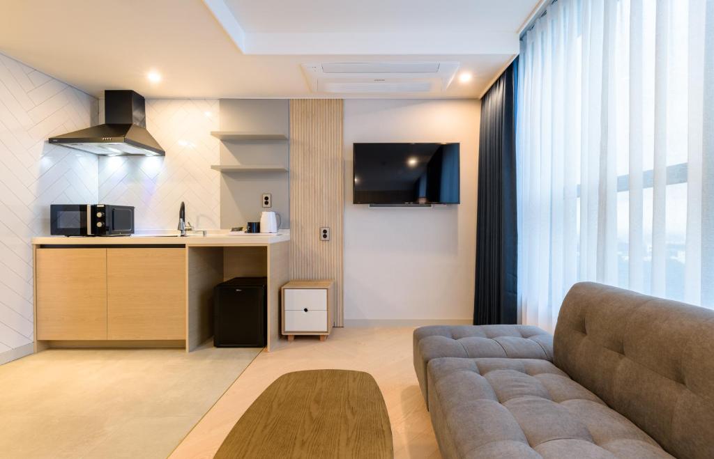 Ventimoの2 Bedroom Suiteにある電子レンジとリビング