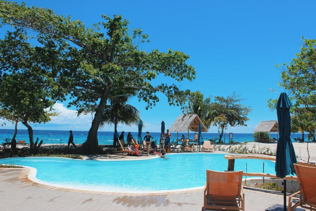 Bazén v ubytování Bluewater Sumilon Island Resort nebo v jeho okolí