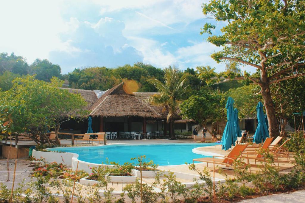 Bazén v ubytování Bluewater Sumilon Island Resort nebo v jeho okolí