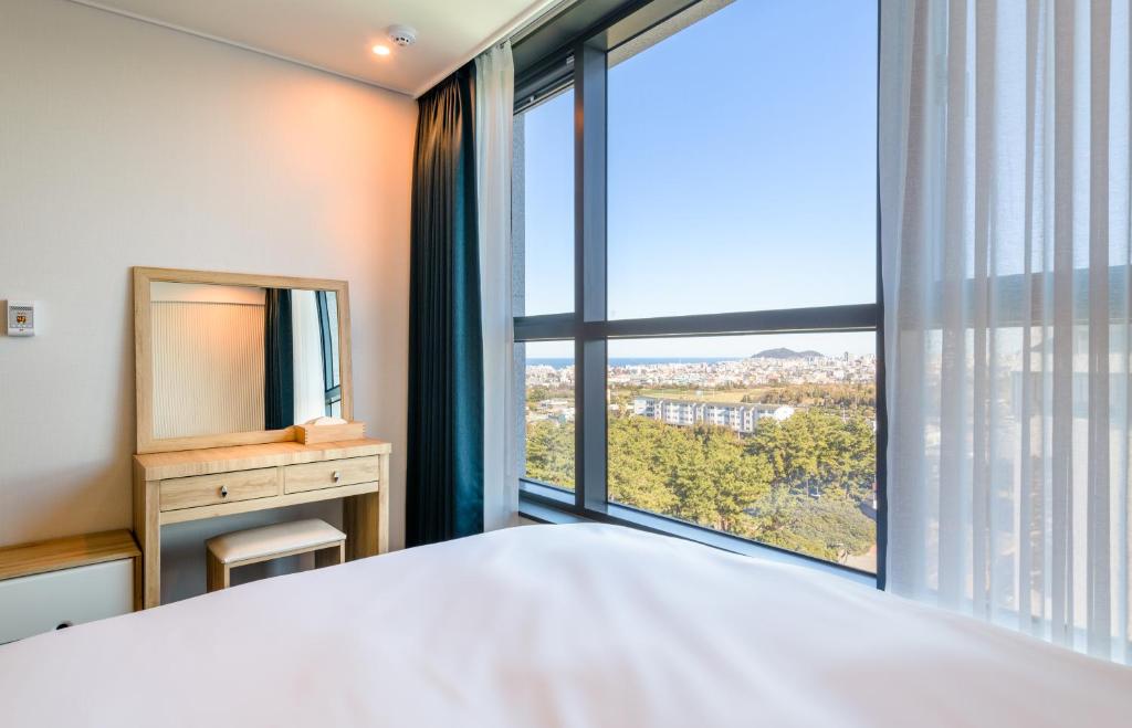 Postel nebo postele na pokoji v ubytování Ventimo Hotel & Residence Jeju
