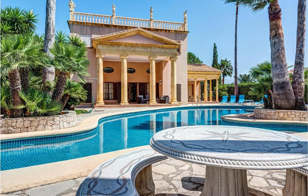 Villa con piscina y palmeras en Casa Barthel, en Denia