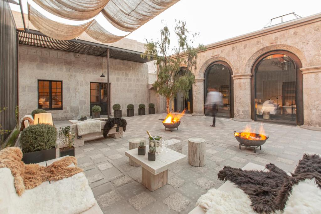une cour avec des foyers extérieurs dans un bâtiment dans l'établissement CIRQA - Relais & Châteaux, à Arequipa