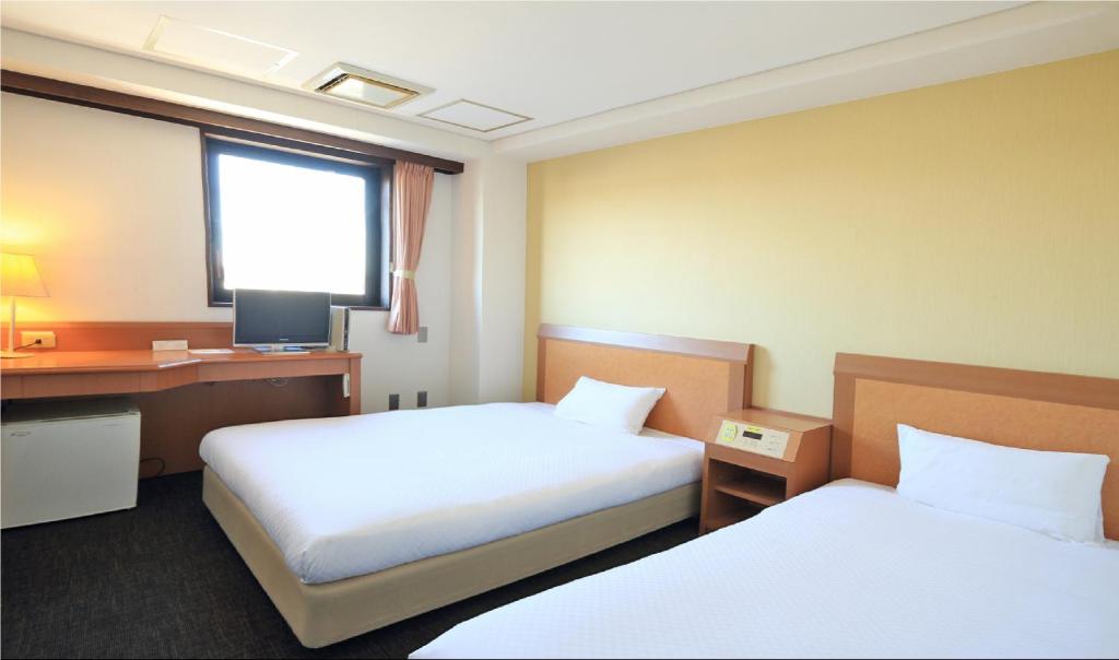 Postel nebo postele na pokoji v ubytování Smile Hotel Kakegawa