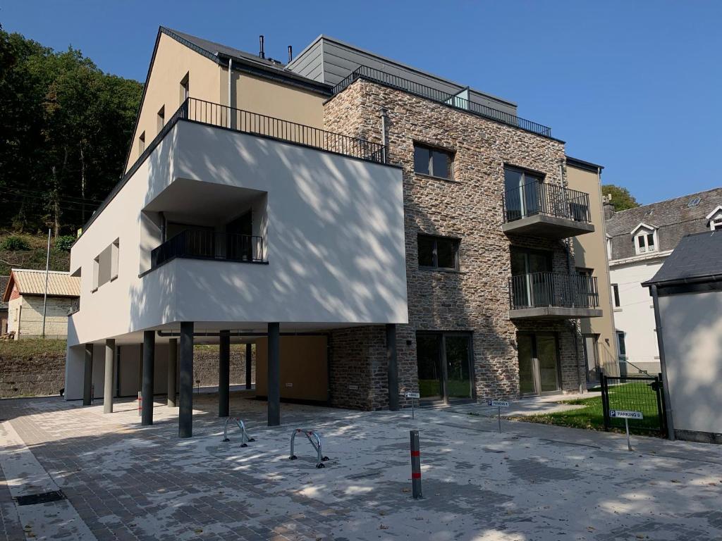 un edificio con un grande edificio bianco di Vakantieappartement Nature-L-ment a La-Roche-en-Ardenne