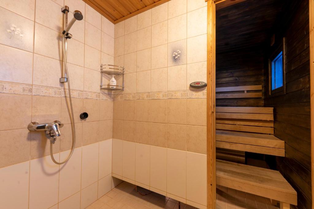 Koupelna v ubytování Ylläksen Yöpuu