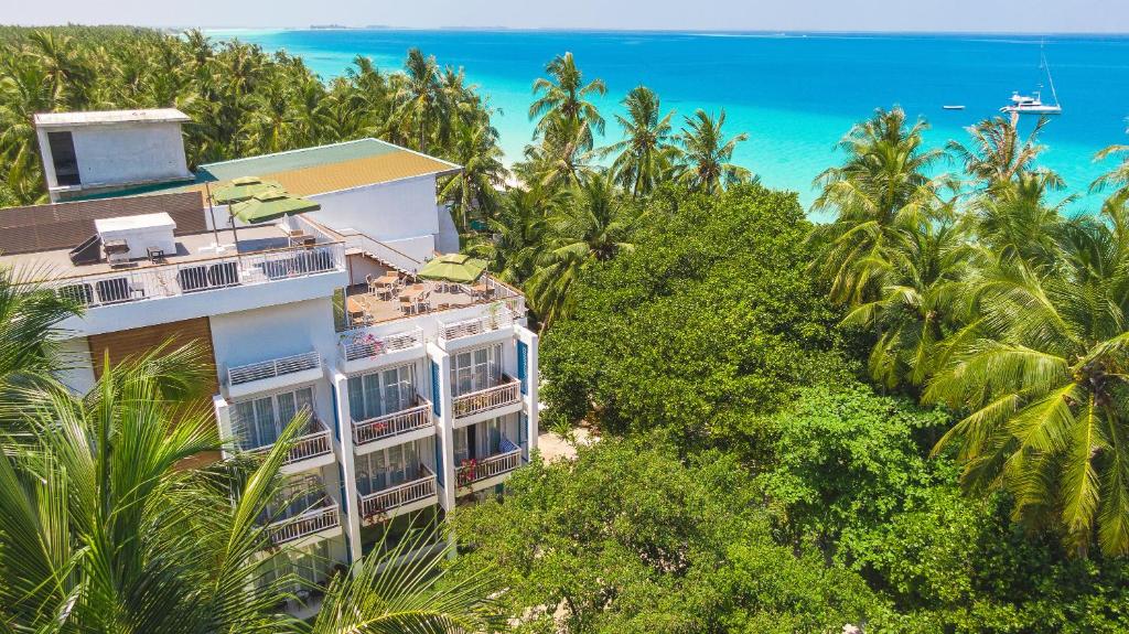 z góry widok na budynek z palmami w obiekcie Dhiguveli Maldives w mieście Dhigurah