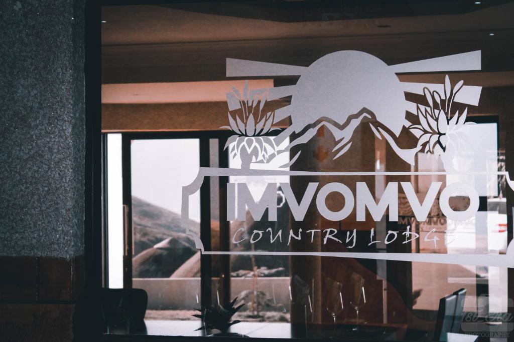 Mount Ayliff的住宿－Imvomvo Country Lodge，窗户上贴着新瓦纳的标语