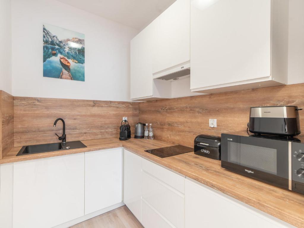 Kuchyňa alebo kuchynka v ubytovaní ApartmentyPrzyMorzu Ogrody