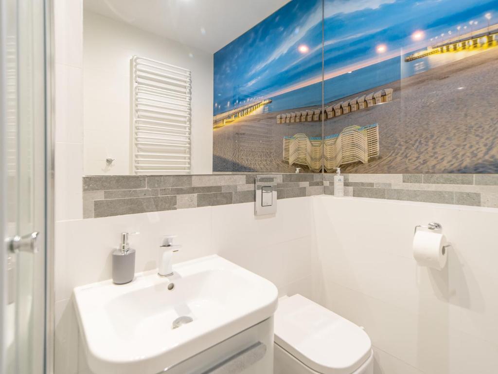 Kúpeľňa v ubytovaní ApartmentyPrzyMorzu Ogrody