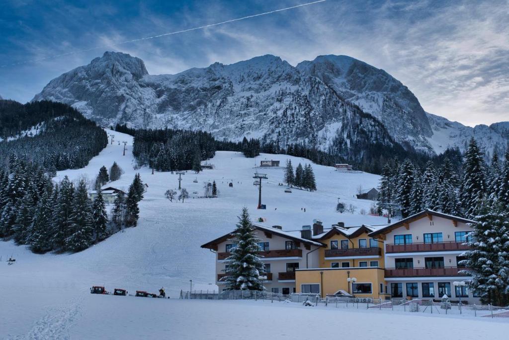 ein Skigebiet in den Bergen mit Schnee auf dem Boden in der Unterkunft Gasthaus-Landhotel Traunstein in Abtenau