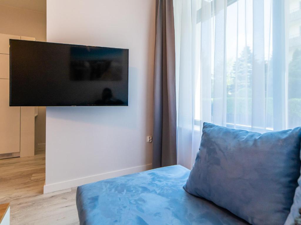 Televízia a/alebo spoločenská miestnosť v ubytovaní ApartmentyPrzyMorzu Ogrody