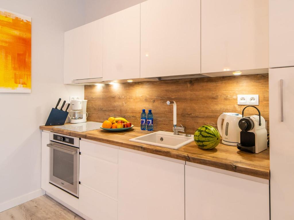Kuchyňa alebo kuchynka v ubytovaní ApartmentyPrzyMorzu Ogrody