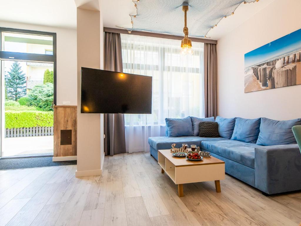 Televízia a/alebo spoločenská miestnosť v ubytovaní ApartmentyPrzyMorzu Ogrody