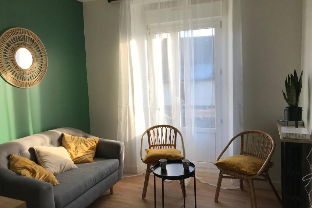 - un salon avec un canapé, des chaises et une fenêtre dans l'établissement Maison Chiche, à Bain-de-Bretagne